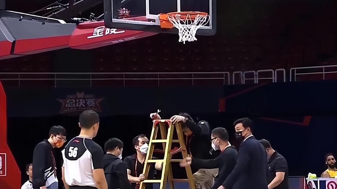 威尔逊|CBA业余被批评，篮筐没备用，修了17分钟比单节时间还要长