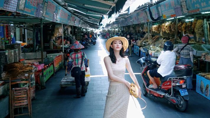 王丽坤|37岁王丽坤晒氛围感美照！穿背心站菜市场秀身材，头戴草帽炫细腰