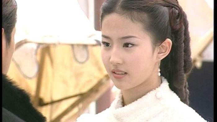 刘亦菲|同样是少女的年纪，有的女星已经出落成美人，有的却让人不忍直视