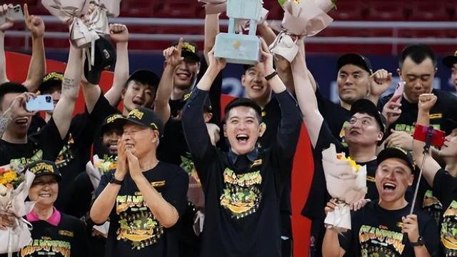 杨鸣|仅执教辽宁2年就获得首冠！主帅杨鸣的年薪+奖金有多少？令人意外