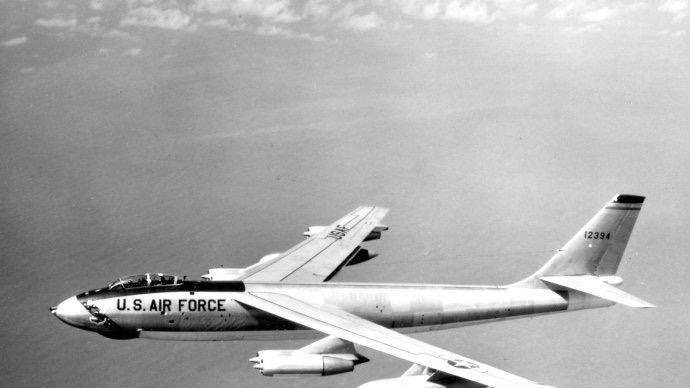 飞行员扔副油箱砸中2架友军战机， 9颗核弹烧16个小时， 50人当场死亡