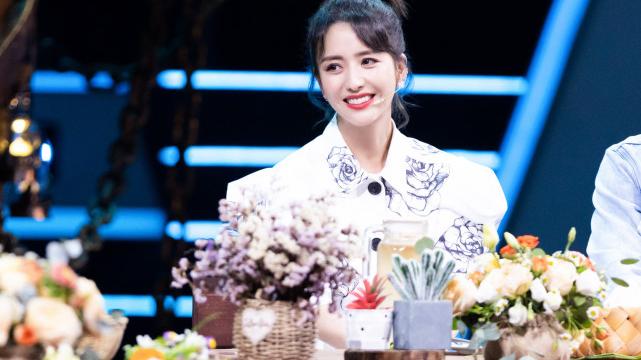 佟丽娅|佟丽娅与前夫离婚罕合体！丫丫穿休闲装少女感爆棚，前夫变油腻大叔