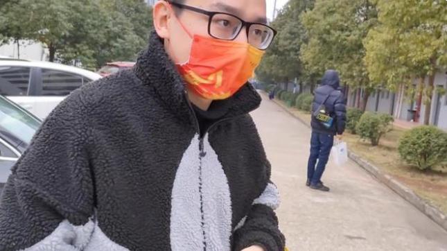 黑丝|本科生进到工厂里边做普工，网友：大学白上了？