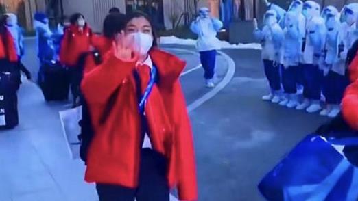 骑士|太讨喜了！日本花滑一姐返回日本，比拿金牌还高兴，一路笑不停