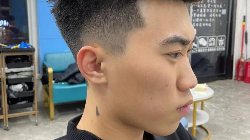 男士发型 新年最火男发16款，两侧推短头顶抓抓就是不一样，剪就对了。
