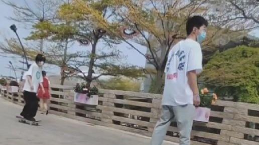 |孙卓一家五口玩滑板，卓宝变洋气没认出来，孙海洋动作缓慢遭嫌弃