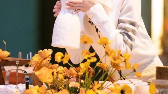 王心凌|被央视力捧，新华网隔空表白，出道19年的王心凌，实力内卷全网！