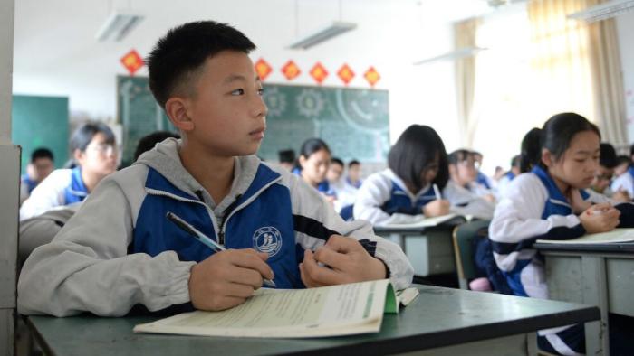 燃脂 中学生“发型”标准调整，男生的发型标准帅气，而女生都难以接受