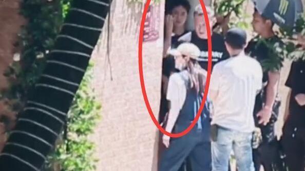 小姐姐|时隔52天王一博终露面，穿蓝色瘦好多，妇女节邀请关注香奈儿大秀