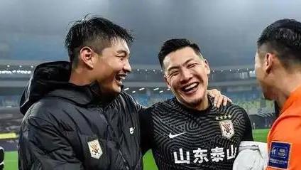 中国足球|下午14点！中国足球再度陷入争议，球迷吐槽：真拿球迷当傻子呢