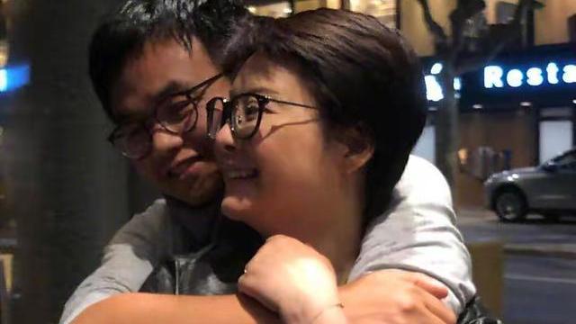 袁立|49岁袁立分享视频，素颜出镜探视病人，三婚老公陪同感情好