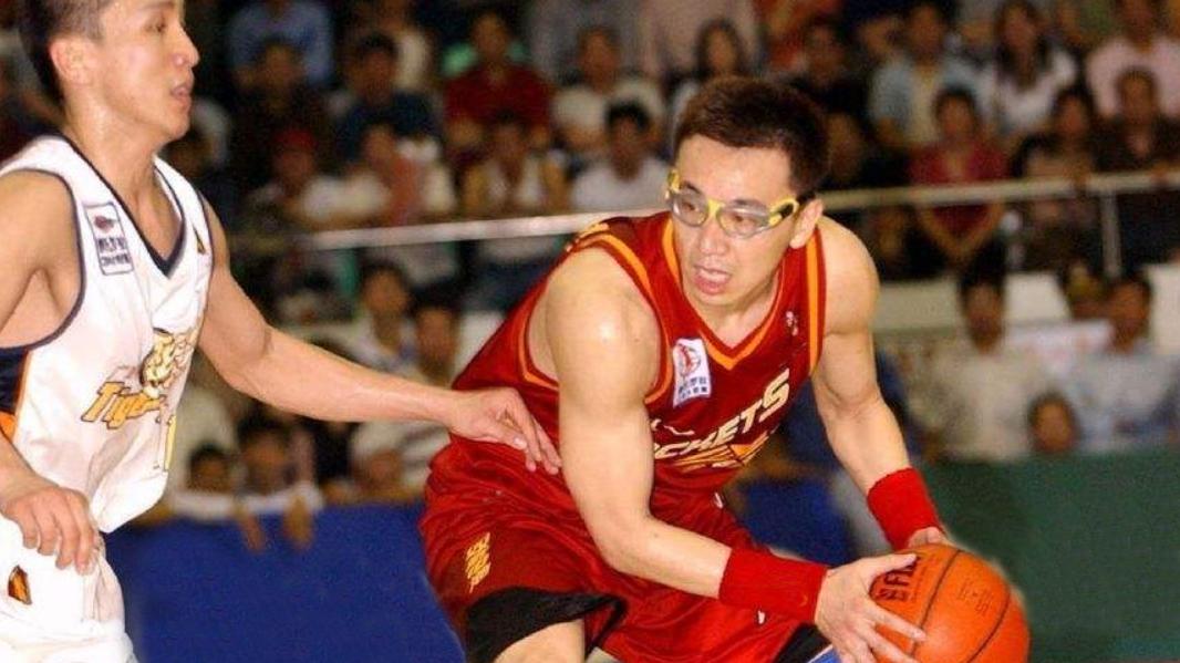 阿的江|CBA初代魔术师阿的江，踢球间隙苦练篮球，16年笔记钻研球技