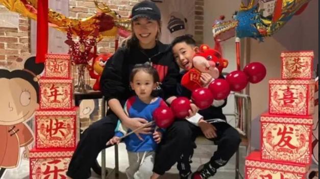 jasper|陈小春应采儿小儿子hoho照曝光，和一喊成名jasper，两兄弟超像吗