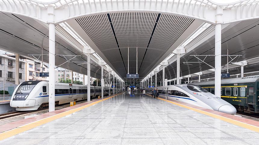 弧形铝方通多少钱一米？铝方通吊顶，木纹铝方通吊顶厂家，铝方通应用