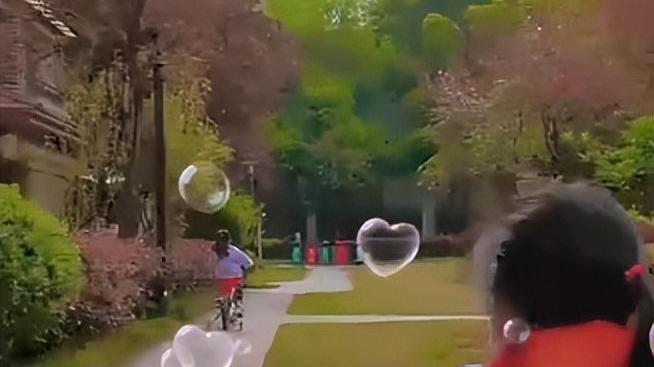 杨威女儿骑行照曝光，双胞胎模样差别大，独栋别墅装修豪华