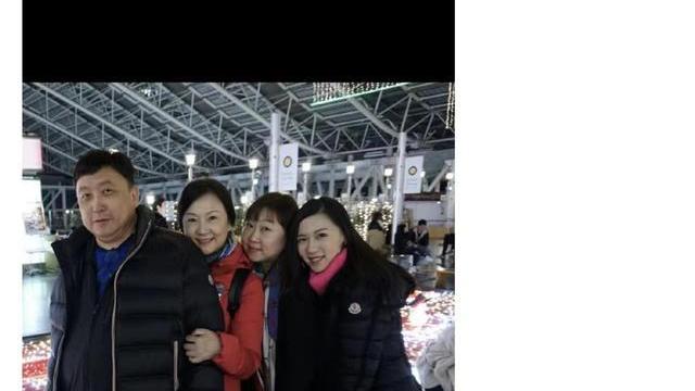 王晶|王晶过67岁生日秀恩爱，结婚44年有俩闺女，赞老婆容貌胜过晶女郎