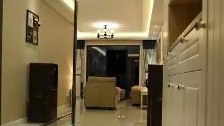 82㎡两居室，媳妇硬要玄关装镜子，阳台开放式，装修完才知实用！