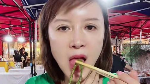 戴安娜|博纳老板娘金巧巧吃大排档，自嘲年轻人不认识自己，大方回应整容