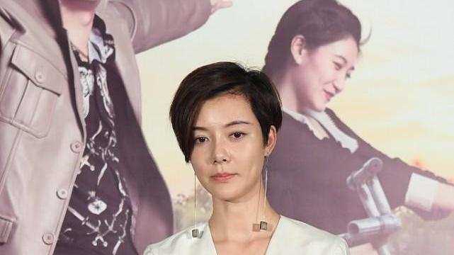 车晓|车晓身材也太瘦了，穿V领衬衫配窄腿裤，“竹竿腿”让人不想减肥