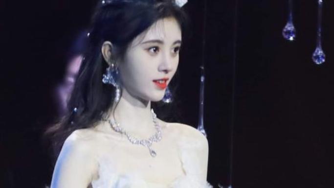 鞠婧祎|鞠婧祎，穿着礼服的女偶像， 真的很漂亮