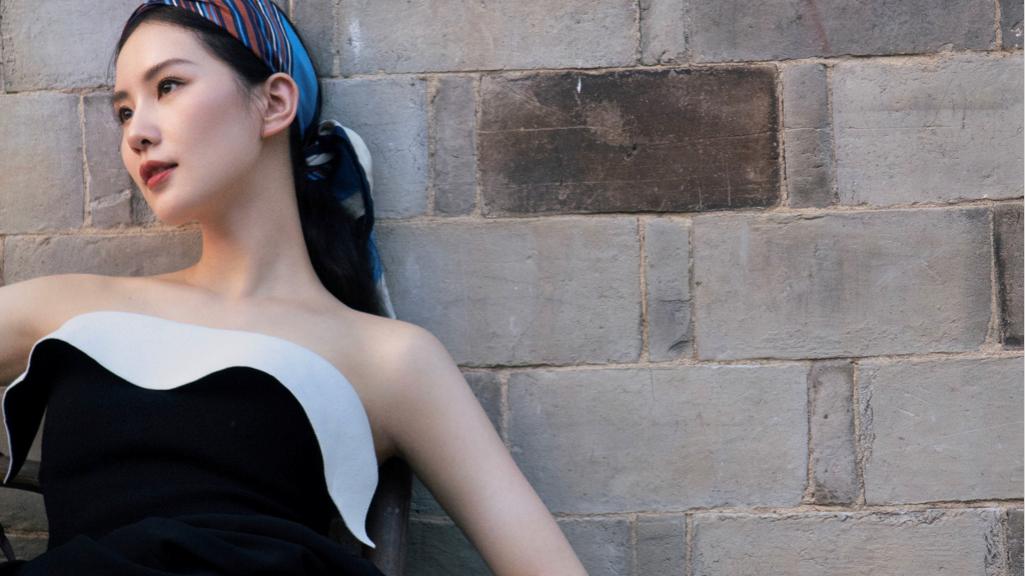 刘诗诗|刘诗诗霸气翘脚绝美曲线曝光；新剧男一是网红，刘诗诗降级捧新人