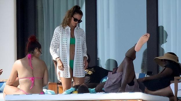 迈克尔·乔丹|59岁迈克尔·乔丹墨西哥度假，怀抱8岁女儿心情好，娇妻身材火辣