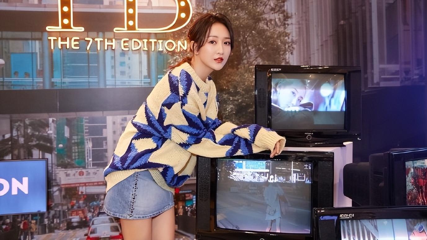 王鸥|王鸥毛衣短裙现身活动，妆容精致笑容娇媚，越看越有气质