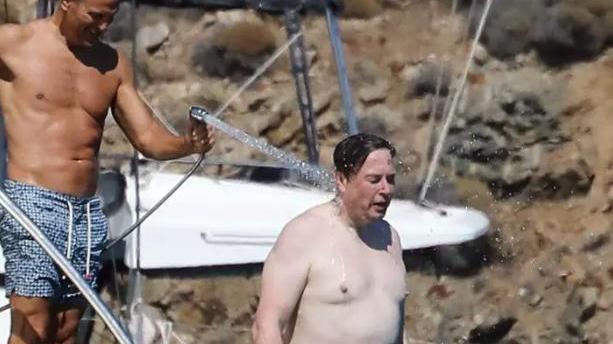 伊隆·马斯克|首富马斯克携妻和娱乐大亨豪华游艇度假被曝光！