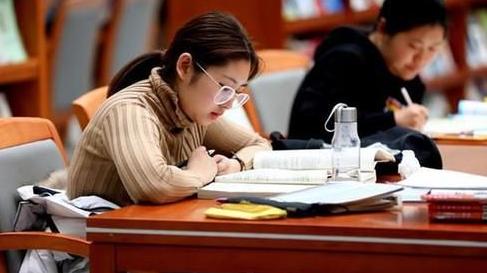 |考研结果公布！300万考生认清现实，他们是选择二战还是找工作？