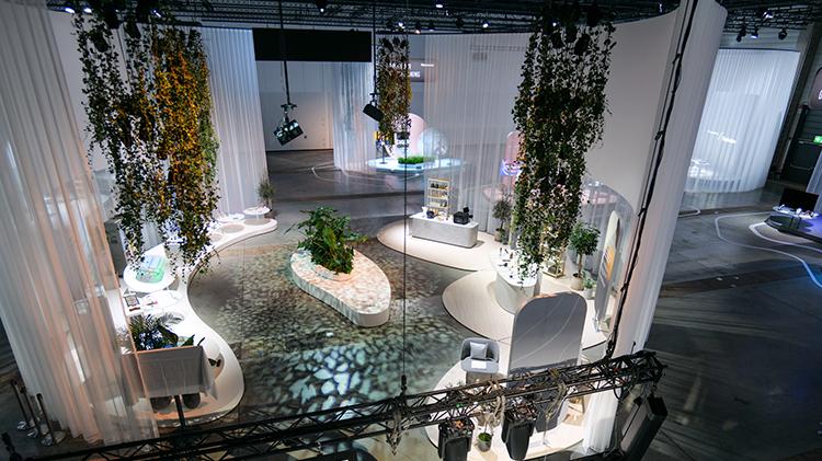 松下|松下展出无线OLED电视 一根线缆挂起来