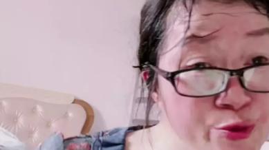 余秀华|丑态百出！余秀华醉酒直播，满脸通红疑似酒精过敏，网友：被甩了