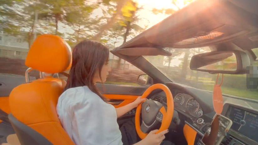 阚清子|知名女星阚清子海边嗨玩！开豪车兜风超惬意，海边冲浪头发凌乱