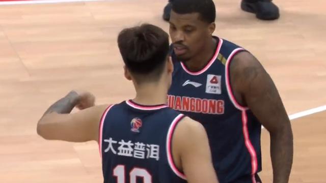 杜锋|百思不解！杜锋临场反应能力是下降了吗？广东男篮双外援11次失误