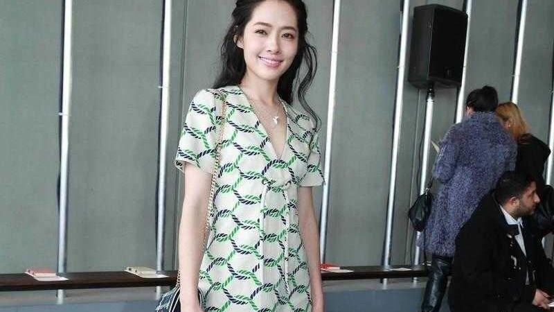 郭碧婷|郭碧婷和婆婆同框，穿黑色连衣裙发福明显，没有了往日气质女神感