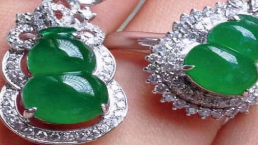 |手中的翡翠手镯，到底会有多少好处呢？一起来跟随脚步看看