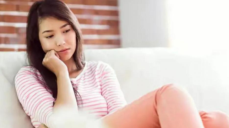 婆家买房娘家装修，生女后被净身出户，儿媳砸房：谁也别想占便宜