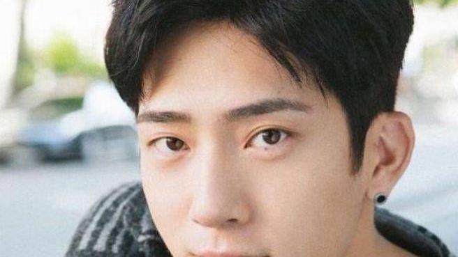 井柏然|他出生20天被抛弃，奶奶捡破烂把他养大，如今成名父母却来相认