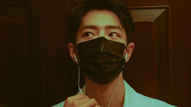 肖战|鲜明对比，业内编剧甩锅肖战粉丝，新闻官方则安利其正能量