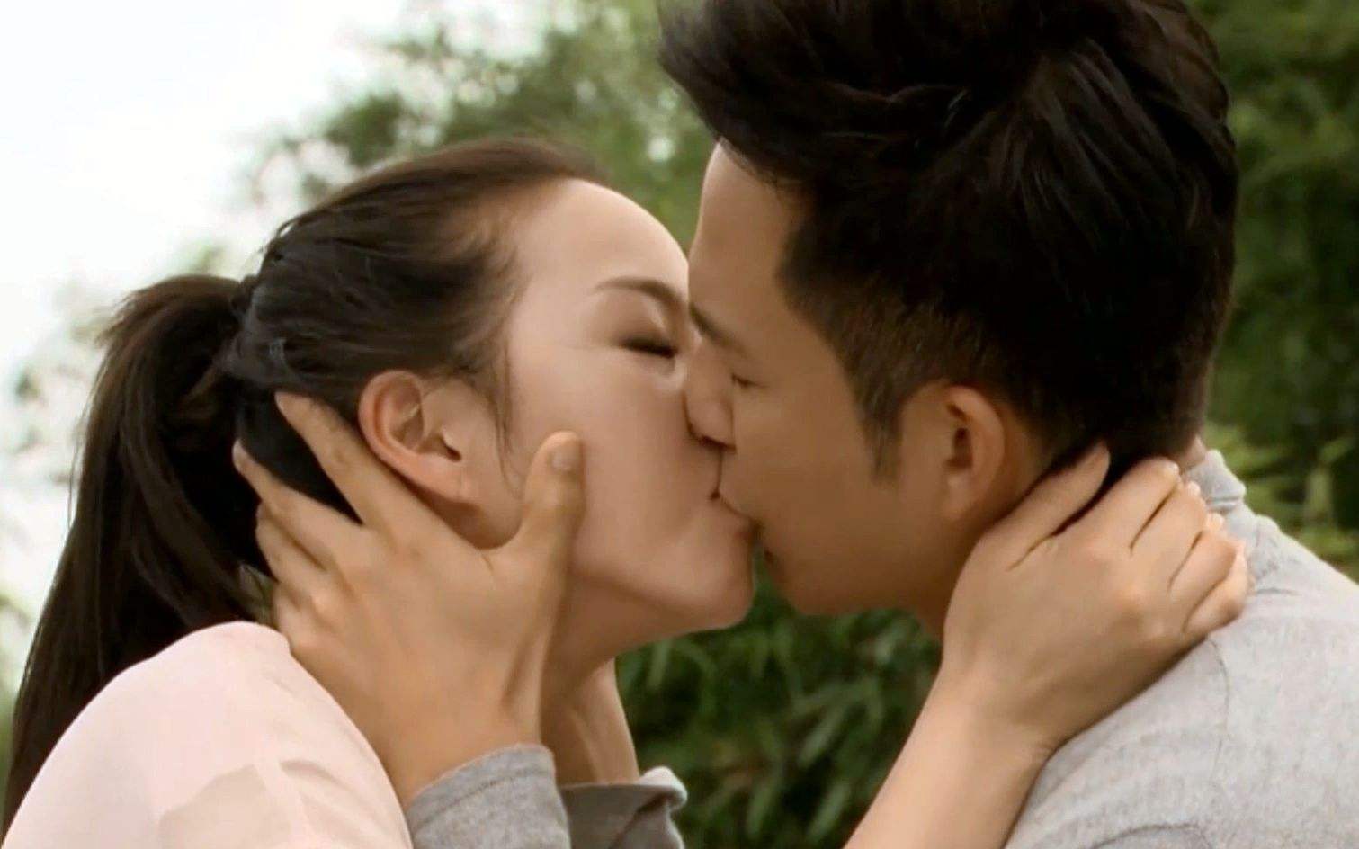 林允|47岁不老男神钟汉良，与张钧甯拍吻戏让人脸红心跳，私下却不理她