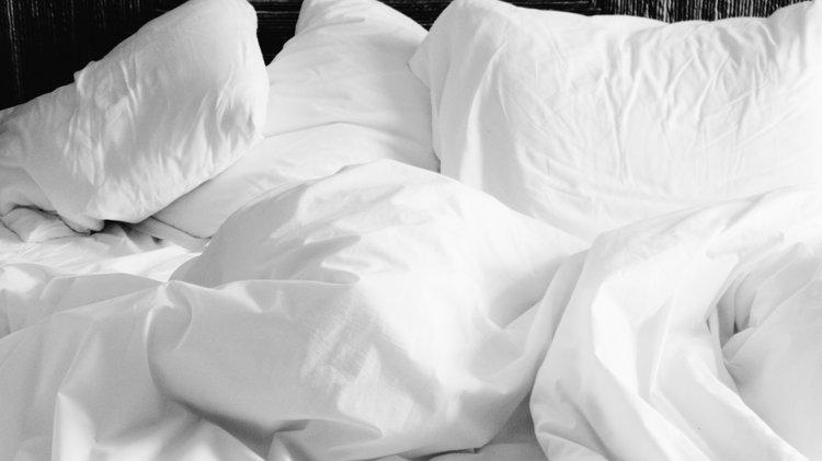 脑卒中|“老棉被睡得香”实锤！研究：盖重被子4周，失眠严重指数下降50%