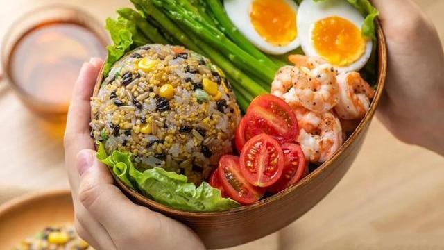 炒饭|减脂版杂粮炒饭，越吃越瘦，腰都会变细，学会了在家就能做！