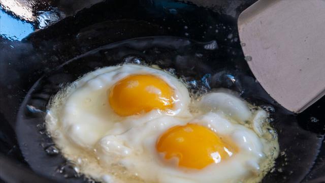 萝卜|煎荷包蛋，用凉油还是热油？大厨教你2招，外焦里嫩，一点不粘锅