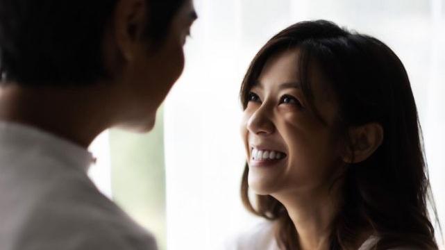 郑俊弘|TVB小生郑俊弘晒首张全家福庆祝父亲节 与何雁诗抱着儿子甜笑互望