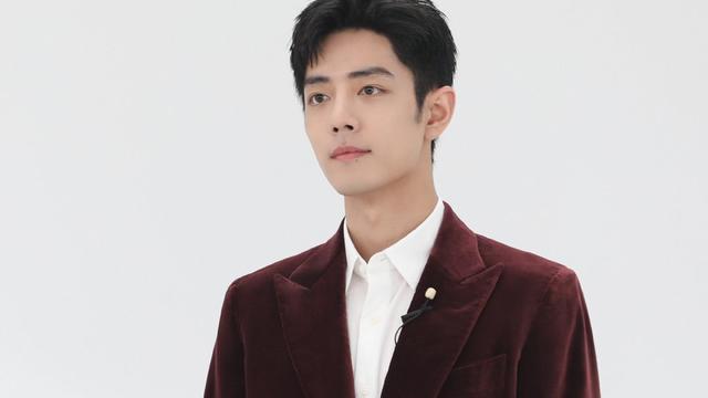 肖战|肖战工作室发日常系列，四宫格显绅士风度，遭观众“嫌弃”求附议