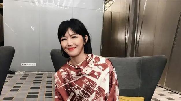 孙燕姿|“情歌天后”孙燕姿：带儿子跑步被偶遇，44岁身材苗条状态极好