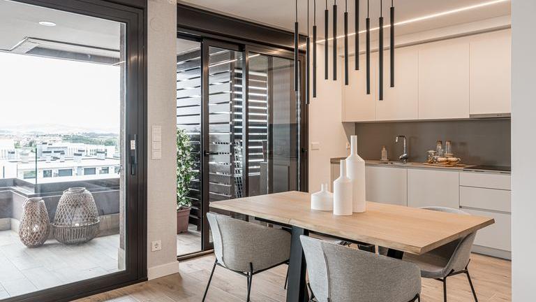 看完这对夫妻的124㎡，简洁原木两居室和超大开放式厨房，让人羡慕