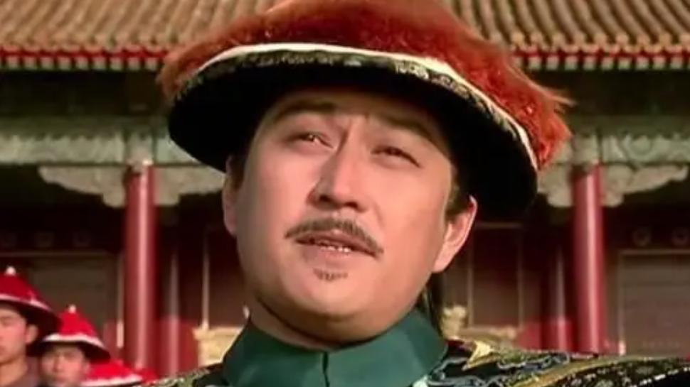 林威|67岁港片绿叶现身内地农村，在路边摊吃油条喝豆浆，感觉画面错乱