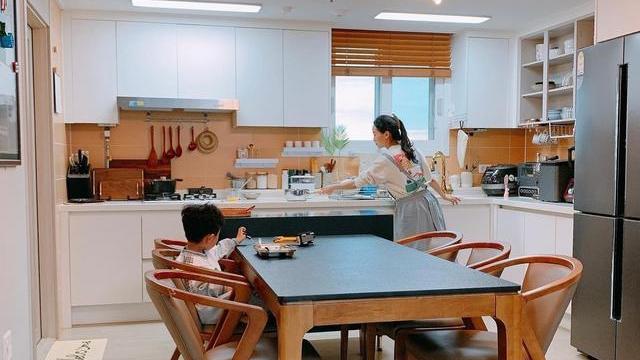 难怪这位韩国博主吸引上万粉丝！几平米厨房，柜子里都整整齐齐