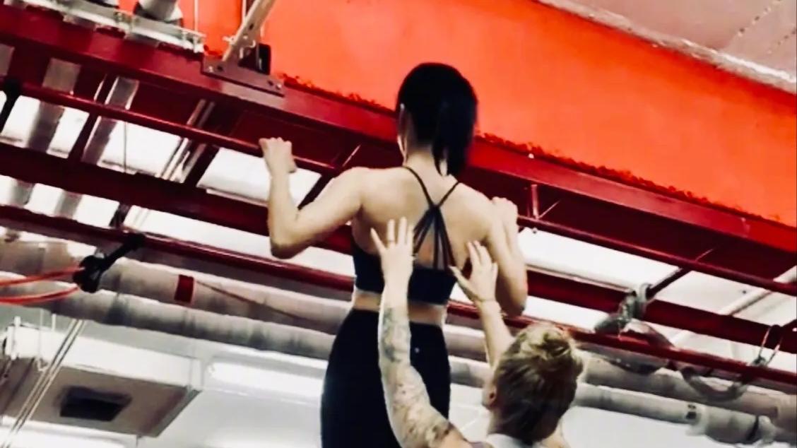 姚晨|41岁两个孩子的姚晨，依然身材紧致、肌肉明显，是如何塑造的？