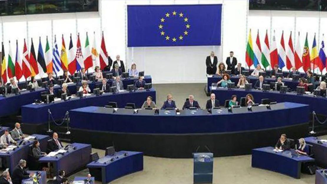 欧洲彻底乱套了，法国前总统突然发声：欧盟正在“火山边缘跳舞”